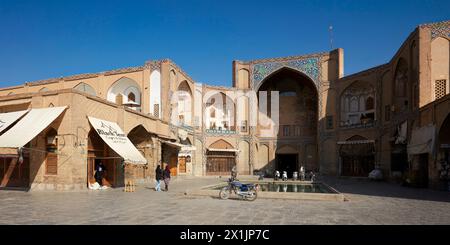 Qeysarie Gate, la porte principale du Grand Bazar d'Ispahan sur la place Naqsh-e Jahan. Ispahan, Iran. Banque D'Images