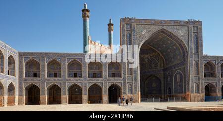 Vue panoramique sur la cour de la mosquée Shah (Masjed-e Shah) montrant son système de tilework très élaboré. Ispahan, Iran. Banque D'Images