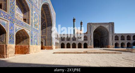 Vue panoramique sur la cour de la mosquée Shah (Masjed-e Shah) montrant son système de tilework très élaboré. Ispahan, Iran. Banque D'Images