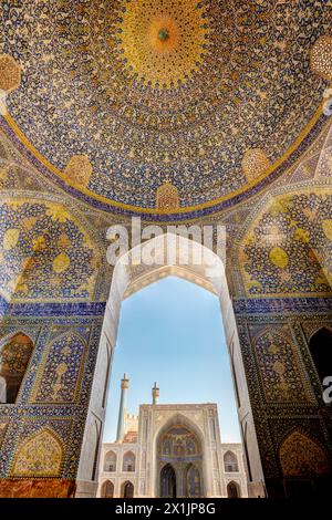 Vue sur la cour de la mosquée Shah (Masjed-e Shah) depuis la salle de prière principale avec son plafond carrelé orné. Ispahan, Iran. Banque D'Images