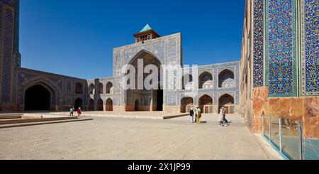 Vue panoramique sur la cour de la mosquée Shah (Masjed-e Shah) montrant son système de tilework très élaboré. Ispahan, Iran. Banque D'Images