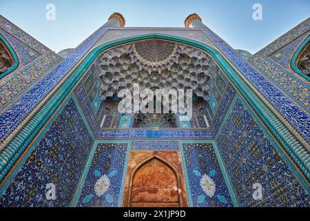 Vue de dessous du plafond d’iwan avec muqarnas voûtant dans la mosquée Shah (Masjed-e Shah). Ispahan, Iran. Banque D'Images