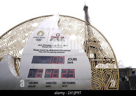 Vue générale de l'horloge à rebours du Port de la Bourfonnais près de la Tour Eiffel, Paris. Les Jeux Olympiques de 2024 débutent dans 100 jours dans la capitale française. Les Jeux commenceront le 26 juillet avec la première cérémonie d'ouverture qui se déroulera à l'extérieur d'un stade, chaque délégation nationale envoyant à la place 6 km sur l'artère principale de la ville avant de débarquer devant la Tour Eiffel. Date de la photo : mercredi 17 avril 2024. Banque D'Images