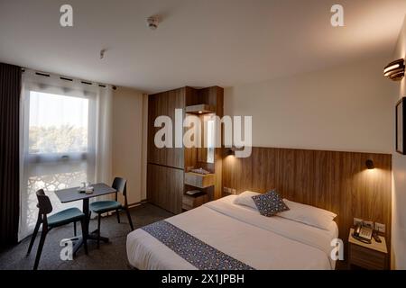 Vue intérieure d'une chambre simple dans l'hôtel Karbat à Ispahan, Iran. Banque D'Images