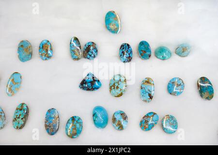 Une sélection de pierres précieuses turquoise persane polies exposées dans une bijouterie à Ispahan, Iran. Banque D'Images