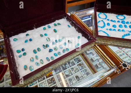 Une sélection de pierres précieuses turquoise persane polies exposées dans une bijouterie à Ispahan, Iran. Banque D'Images