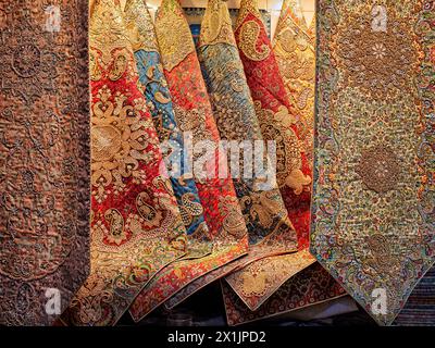 Sélection colorée de Termeh, tissu traditionnel persan tissé à la main, brodé avec de la soie, exposé dans un magasin d'artisanat. Ispahan, Iran. Banque D'Images