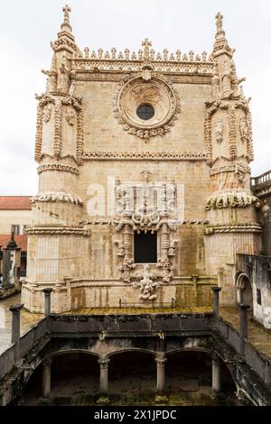 Fenêtre manuéline.la fenêtre de façade ouest de l'église du couvent est attribuée à Diogo de Arruda et a été exécutée entre 1510 et 1513. Tomar, Portugal Banque D'Images