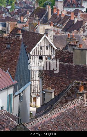 Tonnerre, Bourgogne, France, vue de l'église Saint-Pierre sur la ville avec maison à colombages Banque D'Images