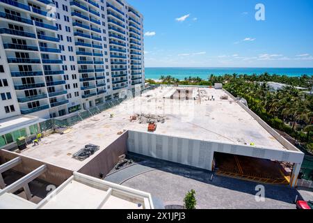 Miami Beach, FL, États-Unis - 15 avril 2024 : photo aérienne de la construction de la terrasse de la piscine au Roney Palace Hotel Miami Beach Florida Banque D'Images