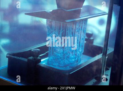 Processus d'impression 3D SLA. Impression de processus sur imprimante 3D par la technologie d'impression SLA. Objet imprimé en 3D à partir de la polymérisation de résine. Objet créé en 3D. Banque D'Images