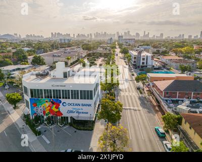 Miami, FL, États-Unis - 12 avril 2024 : photo de drone aérien Miami Dade Little Havana Ocean Bank signe de bienvenue Banque D'Images