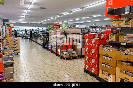 Large allée dans un grand supermarché Lidl discount, Espagne Banque D'Images