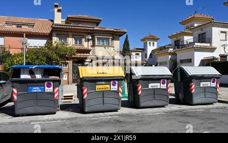 Poubelles communales et bacs de recyclage le long du trottoir de rue, Espagne Banque D'Images