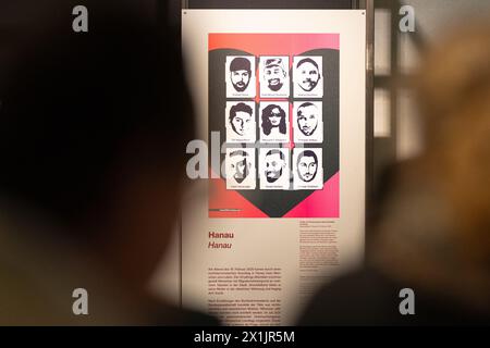 Munich, Allemagne. 17 avril 2024. Une affiche commémorant l'attentat de Hanau sera exposée lors de la conférence de presse de l'exposition "terrorisme de droite, conspiration et autonomisation - de 1945 à aujourd'hui". L'exposition utilise des exemples locaux, régionaux et internationaux - y compris l'attentat de l'Oktoberfest en 1980 et l'attentat contre le centre commercial olympique de Munich en 2016 - pour montrer la menace continue du terrorisme de droite de 1945 à nos jours. Crédit : Lukas Barth-Tuttas/dpa/Alamy Live News Banque D'Images