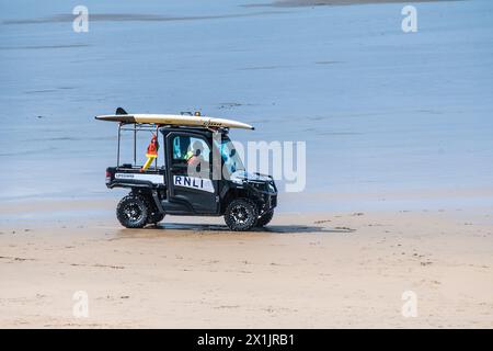 Un petit véhicule d'intervention d'urgence RNLI patrouilant sur Fistral Beach à Newquay, en Cornouailles, en Angleterre, au Royaume-Uni. Banque D'Images