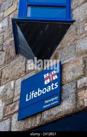 Le panneau au-dessus de l'entrée de Newquay Lifeboat Station dans le port de Newquay en Cornouailles au Royaume-Uni. Banque D'Images