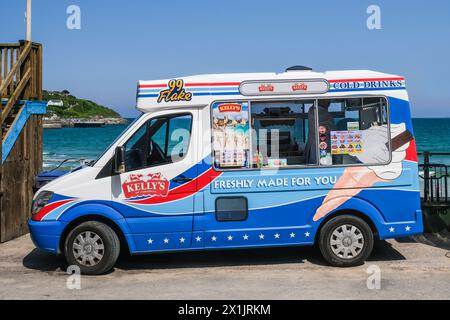 Un camion de crème glacée garé à Towan Beach à Newquay en Cornouailles au Royaume-Uni. Banque D'Images