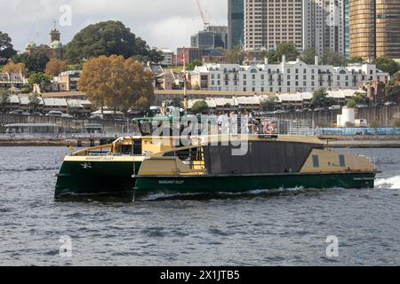 Sydney ferry, le MV Margaret Olley avec des passagers sur le pont supérieur, se dirige vers Balmain East ferry Warf, Sydney Harbour, Nouvelle-Galles du Sud, Australie Banque D'Images
