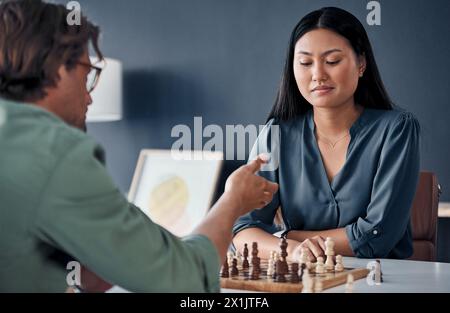 Jeux de société, échecs ou gens d'affaires au bureau pour la pensée, la planification ou la stratégie de mouvement. Travail, partenariat ou amis en milieu de travail pour Brain Banque D'Images