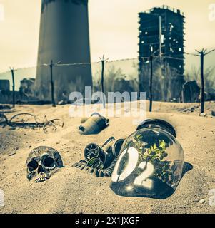 Étrange pot avec plante dans la ville d'après-guerre en ruine. Air pollué dans une ville post-apocalyptique. Banque D'Images