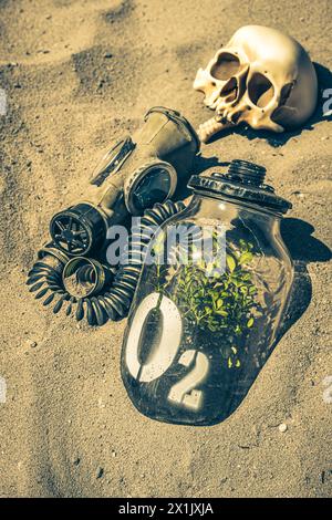 Étrange pot avec la plante comme symbole de la pollution de l'air. Air pollué dans une ville post-apocalyptique. Banque D'Images