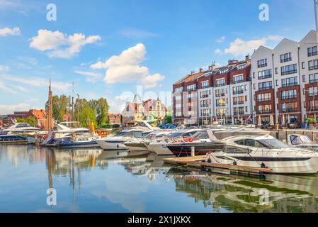 Yachts amarrés sur la rivière Motlawa à Gdansk, Pologne Banque D'Images