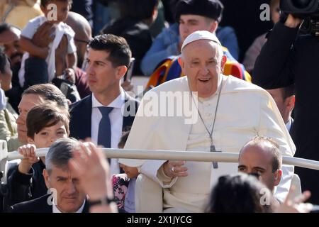 Cité du Vatican, Vatican. 17 avril 2024. Le pape François arrive pour son audience générale hebdomadaire en préparant PeterÕs Square Credit : Riccardo de Luca - Actualiser les images/Alamy Live News Banque D'Images