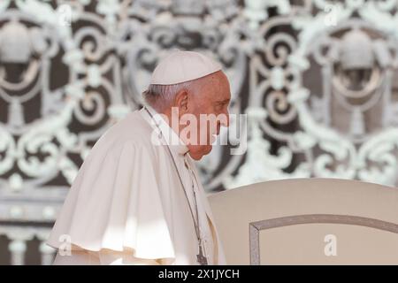 Cité du Vatican, Vatican. 17 avril 2024. Le pape François arrive pour son audience générale hebdomadaire en préparant PeterÕs Square Credit : Riccardo de Luca - Actualiser les images/Alamy Live News Banque D'Images