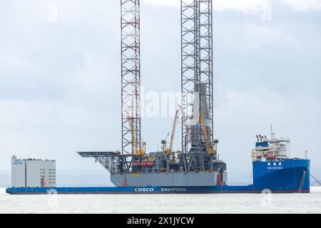 MV Xin Guang Hua est un navire semi-submersible de transport lourd exploité par COSCO Shipping Banque D'Images