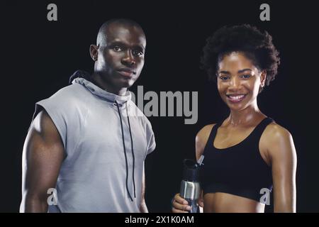 Personnes noires, portrait et entraînement sportif avec entraîneur personnel ou transpiration, fond sombre ou athlète. Homme, femme et visage ou formation ensemble pour Banque D'Images