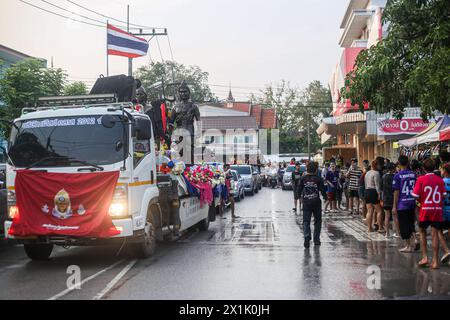 Mae Sot, Thaïlande. 16 avril 2024. Un véhicule est vu portant un moine et un novice pendant le festival Songkran à Mae sot. Des milliers de fêtards arpentaient la rue de Mae Sotto pour célébrer le Songkran ou le nouvel an thaïlandais. Le festival 'Songkran', également connu sous le nom de festival de l'eau, qui tombe chaque année le 13 avril. Le mois le plus chaud de l'année en Thaïlande. La reconnaissance officielle par l'UNESCO du Songkran, le festival traditionnel du nouvel an thaïlandais, en tant que patrimoine culturel immatériel de l'humanité. (Photo de Kaung Zaw Hein/SOPA images/Sipa USA) crédit : Sipa USA/Alamy Live News Banque D'Images