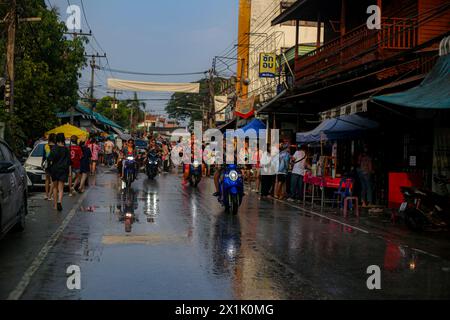 Mae Sot, Thaïlande. 16 avril 2024. Des motos sont vues le long de la rue pendant le festival Songkran à Mae Sot. Des milliers de fêtards arpentaient la rue de Mae Sotto pour célébrer le Songkran ou le nouvel an thaïlandais. Le festival 'Songkran', également connu sous le nom de festival de l'eau, qui tombe chaque année le 13 avril. Le mois le plus chaud de l'année en Thaïlande. La reconnaissance officielle par l'UNESCO du Songkran, le festival traditionnel du nouvel an thaïlandais, en tant que patrimoine culturel immatériel de l'humanité. Crédit : SOPA images Limited/Alamy Live News Banque D'Images