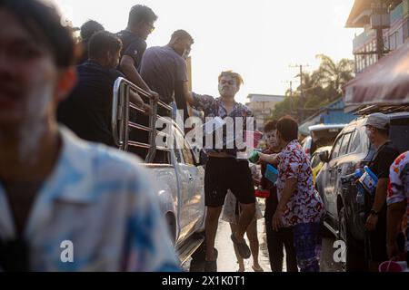 Mae Sot, Thaïlande. 16 avril 2024. Les gens s'amusent pendant le festival Songkran à Mae Sot. Des milliers de fêtards arpentaient la rue de Mae Sotto pour célébrer le Songkran ou le nouvel an thaïlandais. Le festival 'Songkran', également connu sous le nom de festival de l'eau, qui tombe chaque année le 13 avril. Le mois le plus chaud de l'année en Thaïlande. La reconnaissance officielle par l'UNESCO du Songkran, le festival traditionnel du nouvel an thaïlandais, en tant que patrimoine culturel immatériel de l'humanité. (Photo de Kaung Zaw Hein/SOPA images/Sipa USA) crédit : Sipa USA/Alamy Live News Banque D'Images