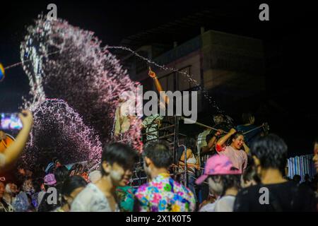 Mae Sot, Thaïlande. 16 avril 2024. Les gens sont vus éclabousser de l'eau les uns sur les autres pendant le festival Songkran à Mae Sot. Des milliers de fêtards arpentaient la rue de Mae Sotto pour célébrer le Songkran ou le nouvel an thaïlandais. Le festival 'Songkran', également connu sous le nom de festival de l'eau, qui tombe chaque année le 13 avril. Le mois le plus chaud de l'année en Thaïlande. La reconnaissance officielle par l'UNESCO du Songkran, le festival traditionnel du nouvel an thaïlandais, en tant que patrimoine culturel immatériel de l'humanité. Crédit : SOPA images Limited/Alamy Live News Banque D'Images