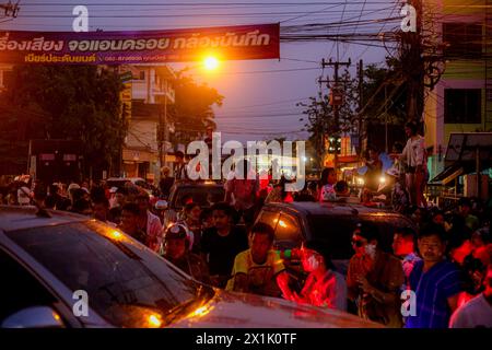 Mae Sot, Thaïlande. 16 avril 2024. Une foule de personnes vues pendant le festival Songkran à Mae Sot. Des milliers de fêtards arpentaient la rue de Mae Sotto pour célébrer le Songkran ou le nouvel an thaïlandais. Le festival 'Songkran', également connu sous le nom de festival de l'eau, qui tombe chaque année le 13 avril. Le mois le plus chaud de l'année en Thaïlande. La reconnaissance officielle par l'UNESCO du Songkran, le festival traditionnel du nouvel an thaïlandais, en tant que patrimoine culturel immatériel de l'humanité. Crédit : SOPA images Limited/Alamy Live News Banque D'Images