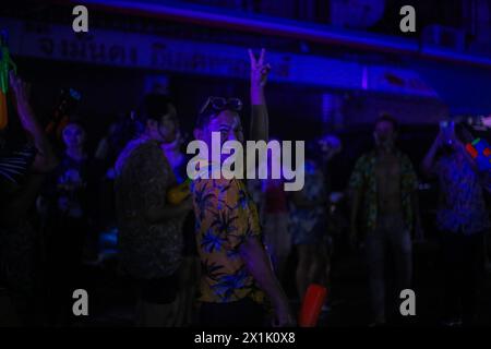 Mae Sot, Thaïlande. 16 avril 2024. Un garçon pose pour une photographie pendant le festival Songkran à Mae Sot. Des milliers de fêtards arpentaient la rue de Mae Sotto pour célébrer le Songkran ou le nouvel an thaïlandais. Le festival 'Songkran', également connu sous le nom de festival de l'eau, qui tombe chaque année le 13 avril. Le mois le plus chaud de l'année en Thaïlande. La reconnaissance officielle par l'UNESCO du Songkran, le festival traditionnel du nouvel an thaïlandais, en tant que patrimoine culturel immatériel de l'humanité. Crédit : SOPA images Limited/Alamy Live News Banque D'Images