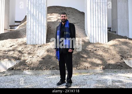 Venedig, Italie. 17 avril 2024. L’artiste Ersan Mondtag se tient devant le pavillon allemand lors de la pré-ouverture dans le Giardini sur le terrain de la Biennale Arte, qui ouvre le 20 avril 2024 et dure jusqu’au 24 novembre 2024. Crédit : Felix Hörhager/dpa/Alamy Live News Banque D'Images