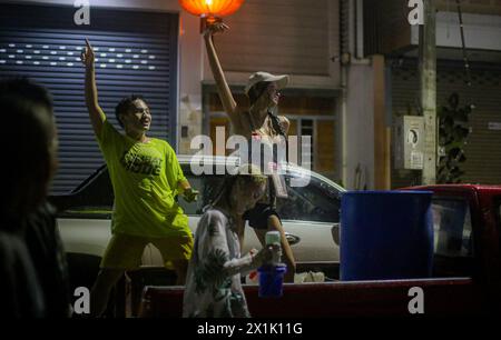 Mae Sot, Thaïlande. 16 avril 2024. Les gens dansent pendant le festival Songkran à Mae sot. Des milliers de fêtards arpentaient la rue de Mae Sotto pour célébrer le Songkran ou le nouvel an thaïlandais. Le festival 'Songkran', également connu sous le nom de festival de l'eau, qui tombe chaque année le 13 avril. Le mois le plus chaud de l'année en Thaïlande. La reconnaissance officielle par l'UNESCO du Songkran, le festival traditionnel du nouvel an thaïlandais, en tant que patrimoine culturel immatériel de l'humanité. Crédit : SOPA images Limited/Alamy Live News Banque D'Images