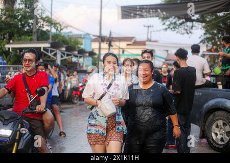 Mae Sot, Thaïlande. 16 avril 2024. Les filles posent pour s photo pendant le festival songkran à Mae Sot. Des milliers de fêtards arpentaient la rue de Mae Sotto pour célébrer le Songkran ou le nouvel an thaïlandais. Le festival 'Songkran', également connu sous le nom de festival de l'eau, qui tombe chaque année le 13 avril. Le mois le plus chaud de l'année en Thaïlande. La reconnaissance officielle par l'UNESCO du Songkran, le festival traditionnel du nouvel an thaïlandais, en tant que patrimoine culturel immatériel de l'humanité. (Photo de Kaung Zaw Hein/SOPA images/Sipa USA) crédit : Sipa USA/Alamy Live News Banque D'Images
