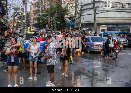 Mae Sot, Thaïlande. 16 avril 2024. Les filles jouent avec de l'eau pendant le festival Songkran à Mae Sot. Des milliers de fêtards arpentaient la rue de Mae Sotto pour célébrer le Songkran ou le nouvel an thaïlandais. Le festival 'Songkran', également connu sous le nom de festival de l'eau, qui tombe chaque année le 13 avril. Le mois le plus chaud de l'année en Thaïlande. La reconnaissance officielle par l'UNESCO du Songkran, le festival traditionnel du nouvel an thaïlandais, en tant que patrimoine culturel immatériel de l'humanité. (Photo de Kaung Zaw Hein/SOPA images/Sipa USA) crédit : Sipa USA/Alamy Live News Banque D'Images