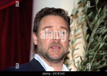 L'acteur australien Russell Crowe parle lors d'une conférence de presse pour annoncer qu'il rejoindra le casting de 'Ben Hur' en tant que narrateur au Blue Hotel Sydne Banque D'Images