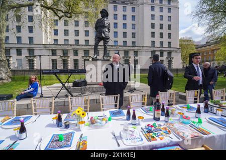 Londres 17 avril 2024 . Le grand rabbin, Ephraim Mirvis, passe devant l'installation de tables et de chaises seder vides à la Pâque par le Forum britannique des otages et des familles disparues devant Downing Street, représentant les 133 otages israéliens qui restent captifs à Gaza pendant plus de six mois après l'attaque du Hamas en Israël le 7 octobre. Crédit : amer ghazzal/Alamy Live News Banque D'Images