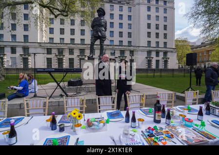 Londres 17 avril 2024 . Le grand rabbin, Ephraim Mirvis, passe devant l'installation de tables et de chaises seder vides à la Pâque par le Forum britannique des otages et des familles disparues devant Downing Street, représentant les 133 otages israéliens qui restent captifs à Gaza pendant plus de six mois après l'attaque du Hamas en Israël le 7 octobre. Crédit : amer ghazzal/Alamy Live News Banque D'Images