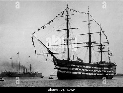 Photographie du HMS Victory avec le yacht royal Victoria et Albert en arrière-plan. D'après une photographie de S. Cribb, Southsea. Initialement imprimé et publié pour la Portsmouth and Southsea Improvement Association, c1924. Banque D'Images