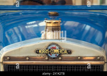 L'extrémité avant d'un bus commercial Morris bleu vintage, montrant le bouchon de radiateur en laiton et l'emblème, Mosta, Malte. Banque D'Images