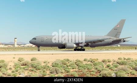 Un KC-46 Pegasus de McConnell Air Force base, au Kansas, atterrit à Edwards Air Force base, en Californie, le 15 avril. Banque D'Images