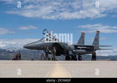 Les aviateurs de l'US Air Force affectés à la 366th Fighter Wing se préparent pour l'exercice double Barrel 24-1 à Gowen Field, Idaho, le 9 avril 2024. Banque D'Images