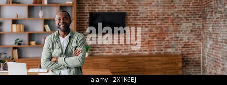 Heureux heureux et confiant beau afro-américain d'âge moyen Banque D'Images