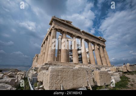 Le Parthénon à Athènes par un matin nuageux au début du printemps Banque D'Images